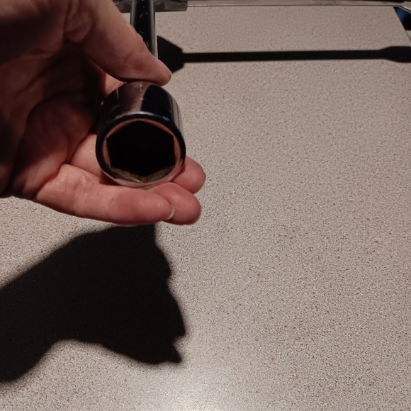 4 sided lug wrench  3/4 ", 7/8"  13/16" and tire iron pry bar end  IF used -1 x - Picture 3 of 5